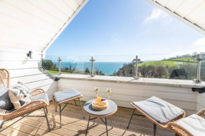 10 Oystercatcher Court, Luxury Penthouse Apartment with Stunning Sea Views and Parking